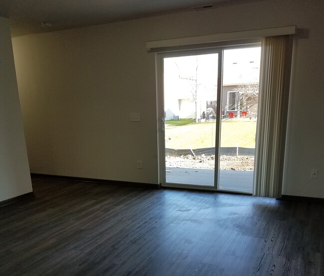 Building Photo - 528 Maple Brook Ct