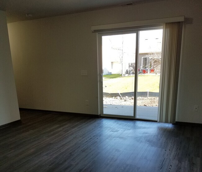 Foto del edificio - 528 Maple Brook Ct