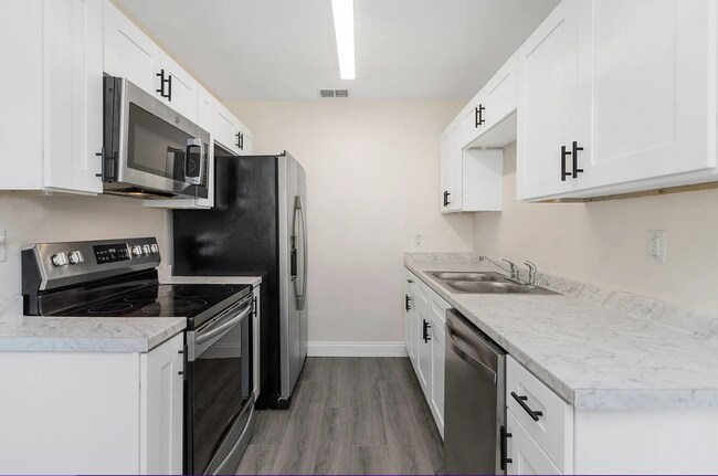 Foto del edificio - Fully Renovated 2-Bedroom Apartment in St. Petersburg – $1,795/month