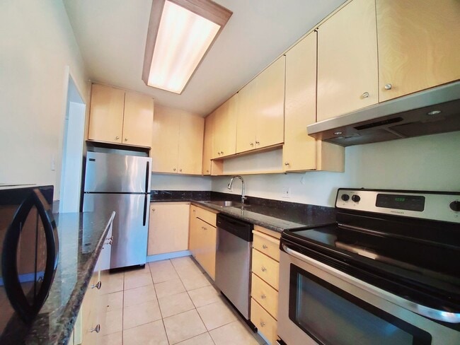 Building Photo - Top floor Woodlake unit with lake view