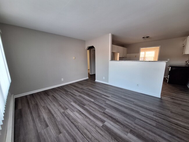 Building Photo - Beautifully renovated 3 bedroom Roseville ...