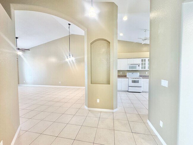 Building Photo - ** IBIS COVE ** 3 BED / 2 BATH - 2 CAR GAR...