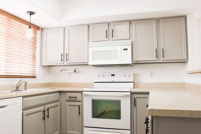 Foto del edificio - Gorgeous 3 bed/2.5 bath townhome in Welby ...