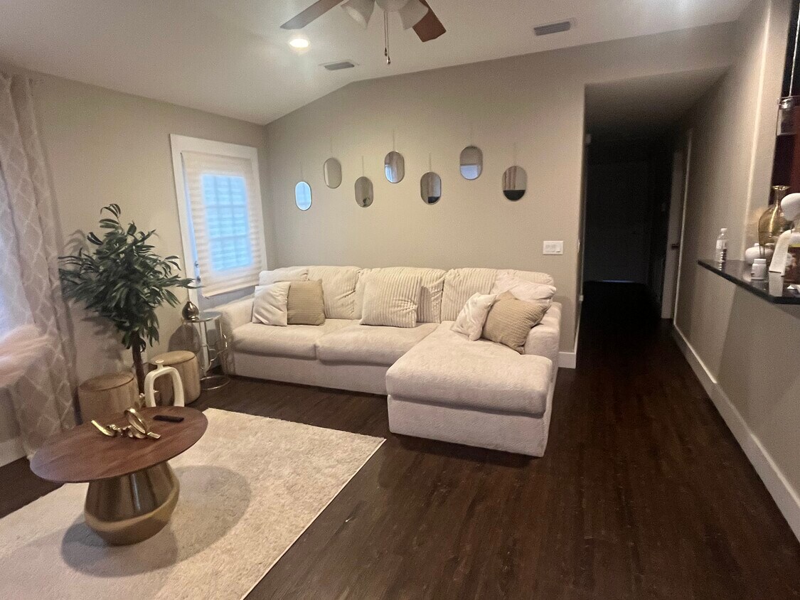 Foto principal - 5211 Douglas St