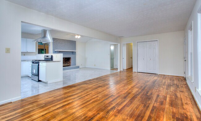 Building Photo - 1256 Hickory Dr SW