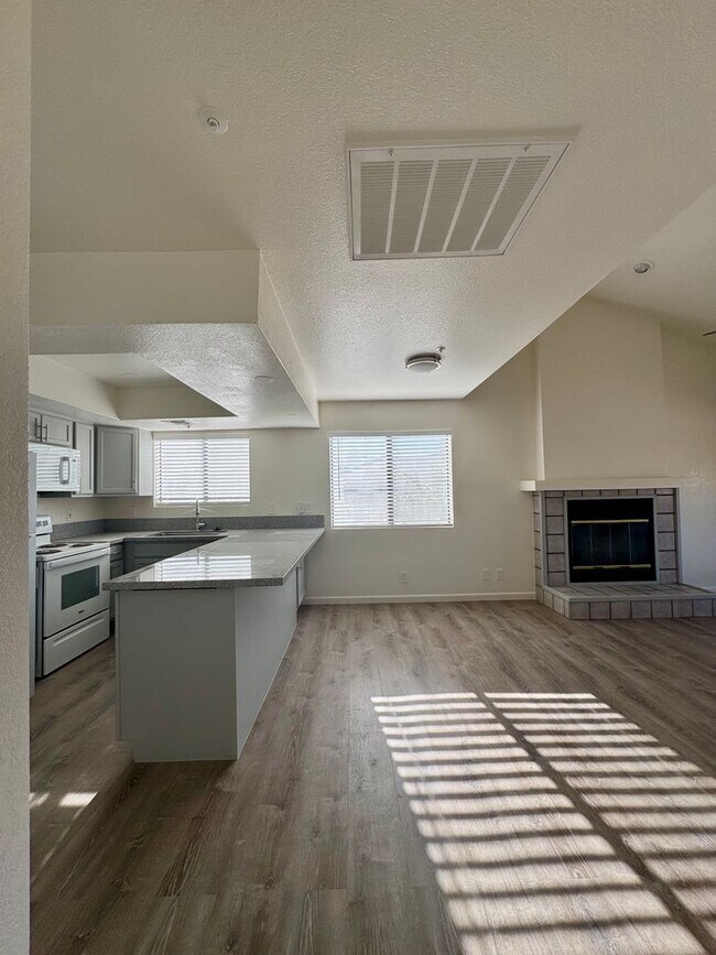 Foto del edificio - Stunning Remodeled 3-Bed Condo with River ...