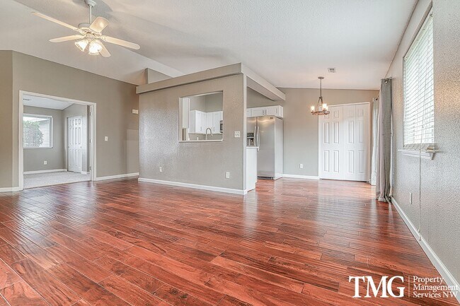 Building Photo - Pet Friendly 3 bed 2 bath Ranch House w/ L...