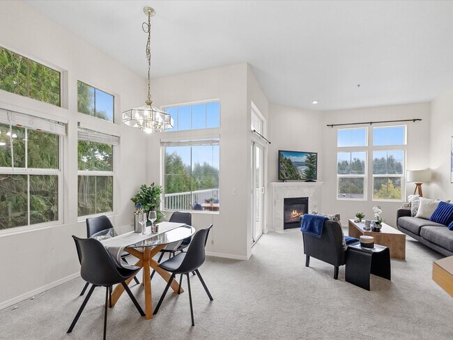 Building Photo - Available Now - 2 Bed/2 Bath End Unit Townhouse with Garage - Issaquah