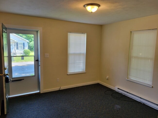 Building Photo - 3 Bedroom 1 Bathroom