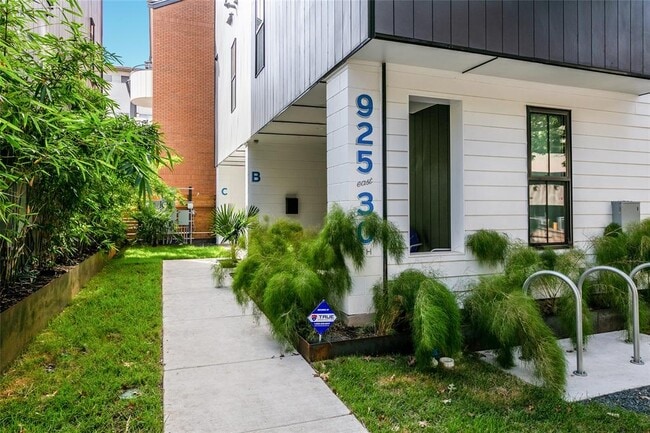 Building Photo - 925 E 30th St