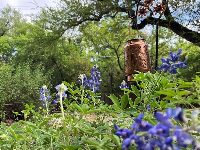 Foto del edificio - 6401 Woodcrest Dr