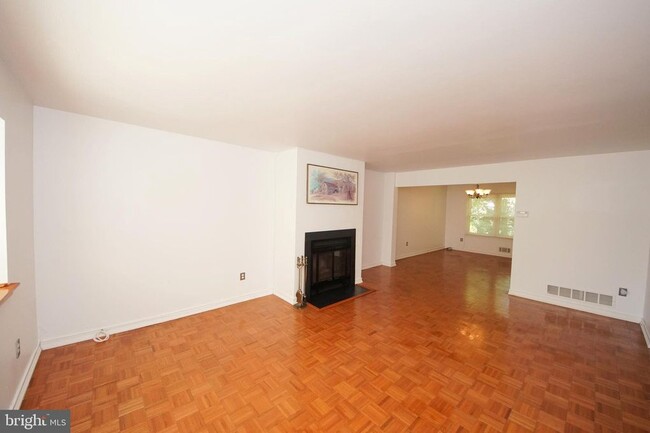 Building Photo - 10 Catbird Ct