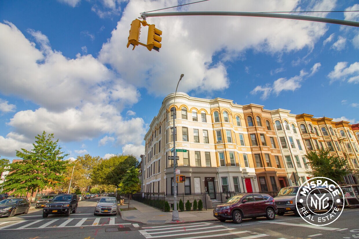Building Photo - 544 Throop Ave
