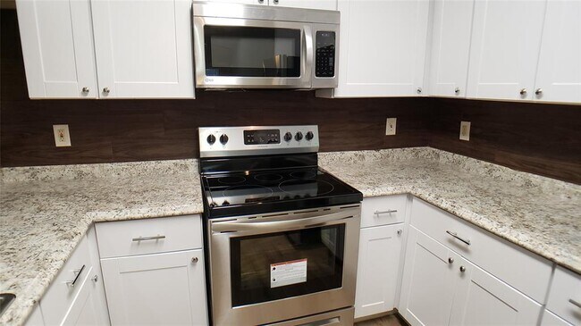 Building Photo - 916 Hilltop Dr