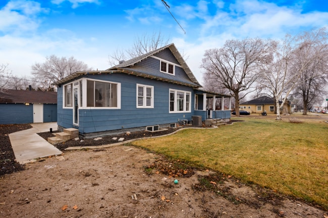 Building Photo - 204 18th Ave S