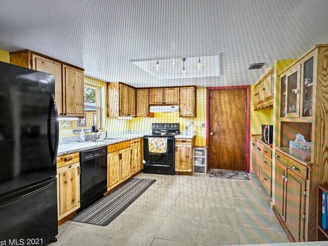 Kitchen - 5425 Country Ln