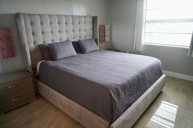 Building Photo - 6097 Balboa Cir