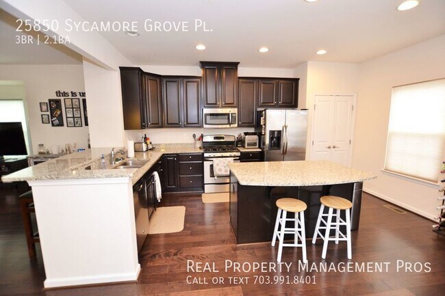 Building Photo - End Unit Townhouse for Rent in Seven Hills.