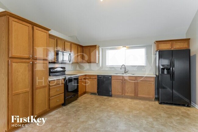 Building Photo - 9301 NE Paw Paw Dr