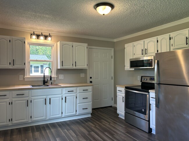 Building Photo - Cute Cottage Overlooking a Wooded Area