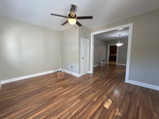 Foto del edificio - Move-in ready and well-maintained, this 4-...