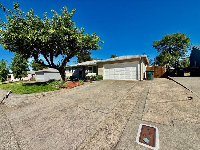 Building Photo - Great home available NOW