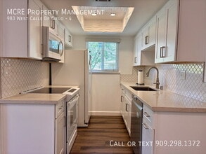 Building Photo - 983 W Calle De Cielo