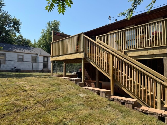 Building Photo - 919 W Tyler Ave