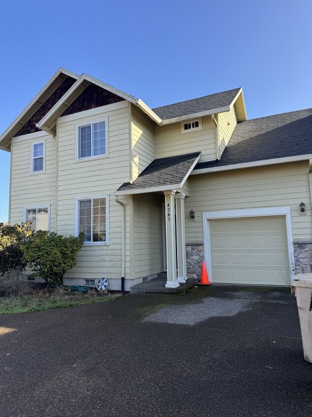 Building Photo - 4767 SW Roseberry St