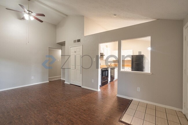 Building Photo - Unit