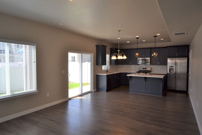 Building Photo - Gorgeous 4 Bed 3 Bath Townhouse in Riverton!