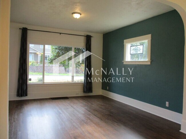 Foto del edificio - Charming 3-Bedroom Craftsman in Central Tacoma with Spacious Studio/Office