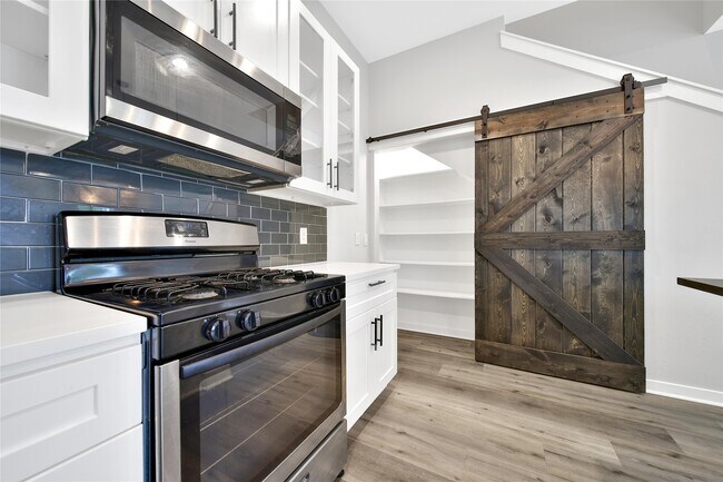 Foto del edificio - 6727 Parker Oaks Ln