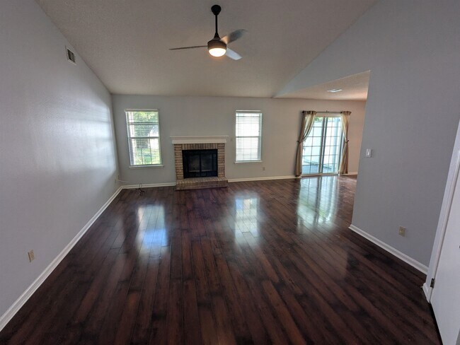 Foto del edificio - 1777 Folkstone Rd