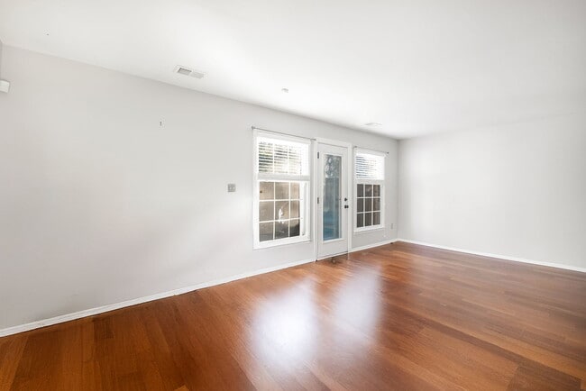 Foto del edificio - 8418 Knights Bridge Rd