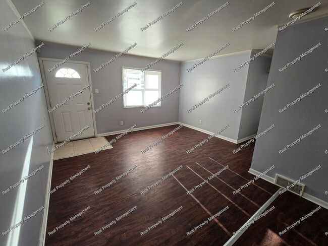 Building Photo - Updated Hobart Ranch