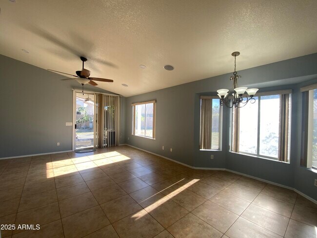 Foto del edificio - 18231 N Coyote Lakes Pkwy