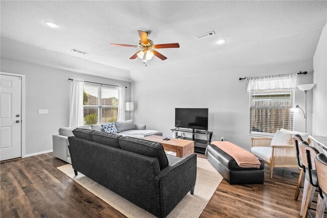 Building Photo - 927 E Swift Dr