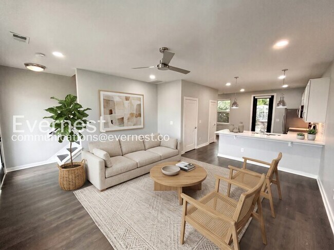 Foto del edificio - Limited Time Special Offer / 2 Bed/2.5 Bath Townhome with Off-Street Parking / Pet-Friendly / Ava...