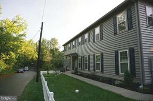 Foto del edificio - 208 Bryan Ave