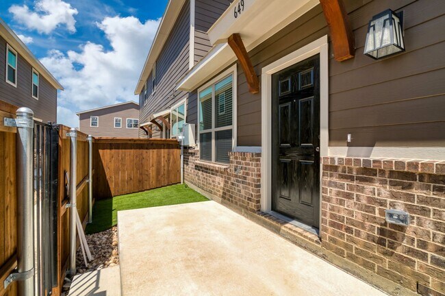 Building Photo - GORGEOUS 3 BEDROOM FOUR PLEX LOCATED IN MI...