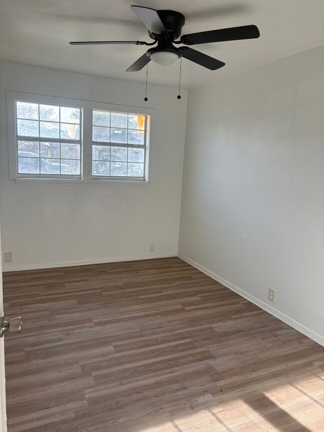 Building Photo - 209 Redbud Ave