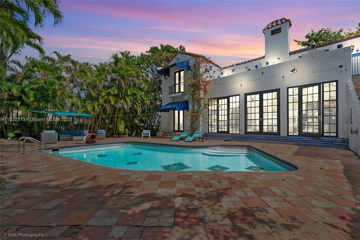 Primary Photo - 1624 Granada Blvd