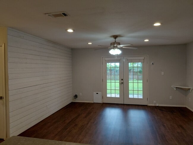 Foto del edificio - Adorable 3/2 with Garage Parking + Large backyard and gazebo!!