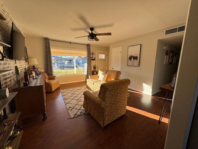 Foto del edificio - Beautiful fully furnished all bills paid home!