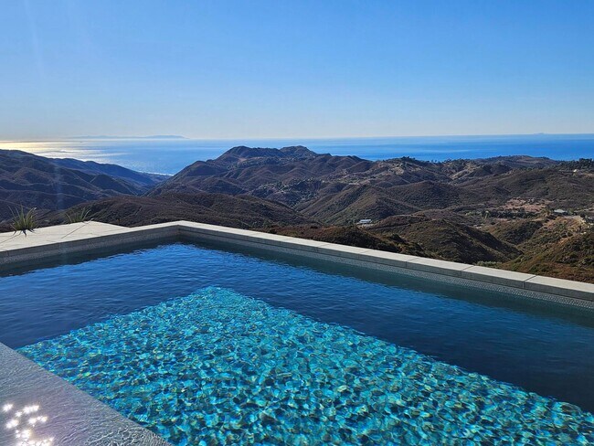 Building Photo - Ultra-Private 5Bed 6Bath Malibu Estate wit...