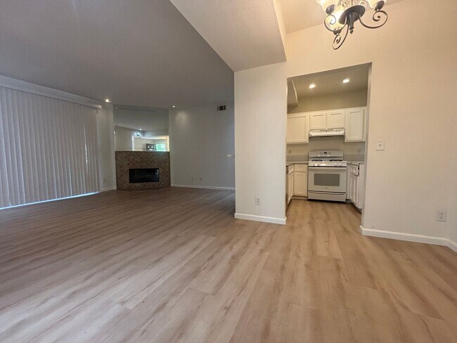 Foto del edificio - Beautiful 2-Bedroom Lower-Unit Condo in Sienna Villas of Valencia!
