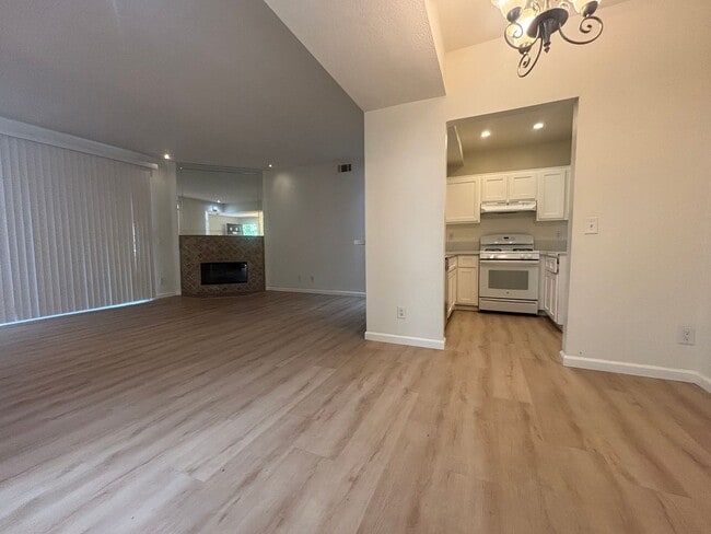 Building Photo - Beautiful 2-Bedroom Lower-Unit Condo in Sienna Villas of Valencia!