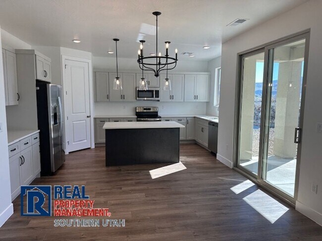 Building Photo - Large Home in Firerock