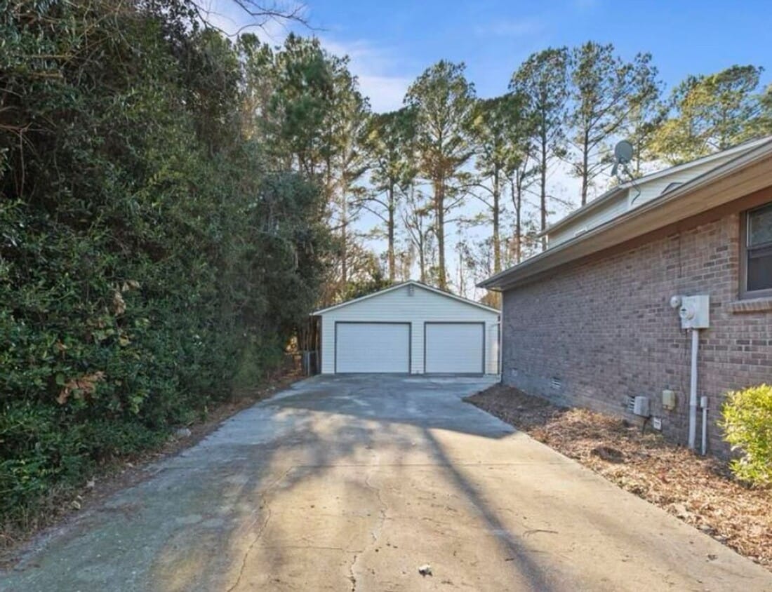 Building Photo - Gorgeous 5 Bedroom, 3 Bathroom Home In Cou...